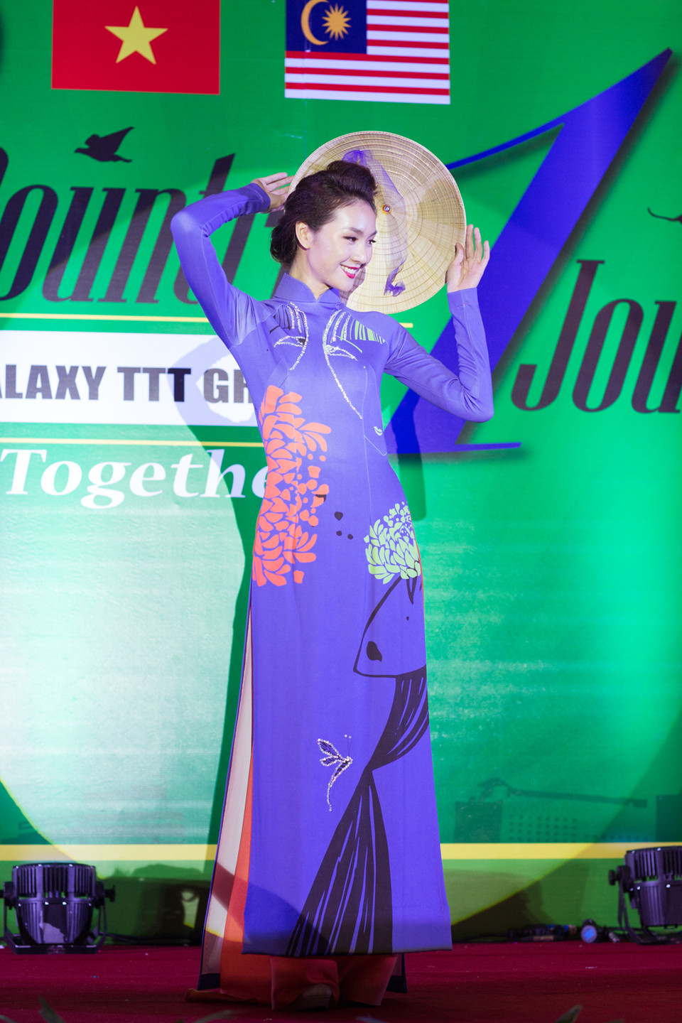 Với chủ đề 'Hương sắc Việt Nam,' nhà thiết kế Nhật Dũng đã mang đến hai bộ sưu tập bắt mắt. (Ảnh: Dương Nguyên)