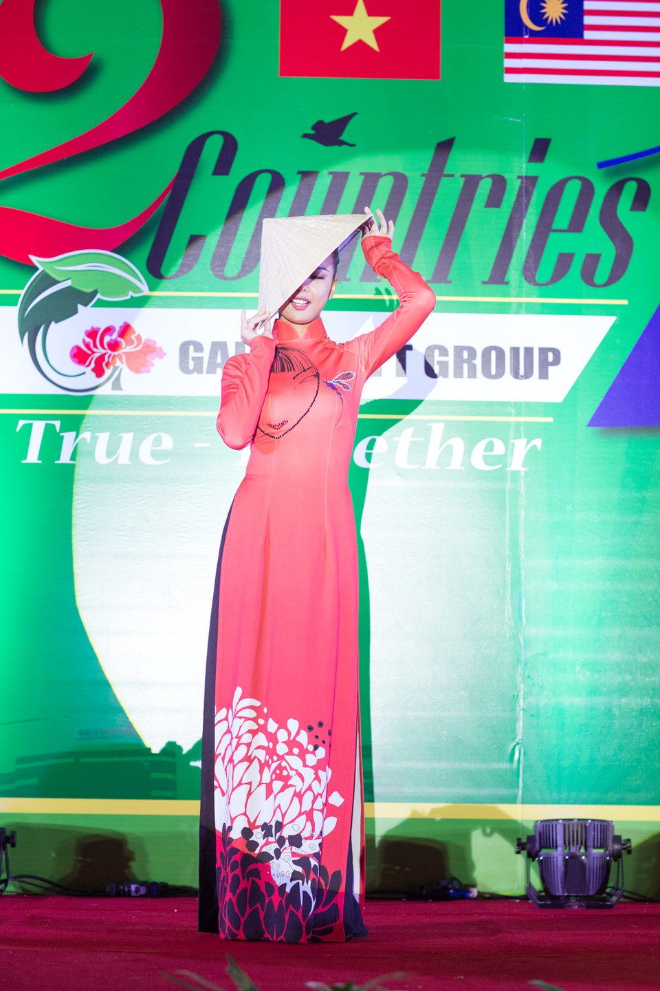 Nhận lời mời từ phía Malaysia, hai nhà thiết kế đã mang 3 bộ sưu tập áo dài sang trình diễn. (Ảnh: Dương Nguyên)