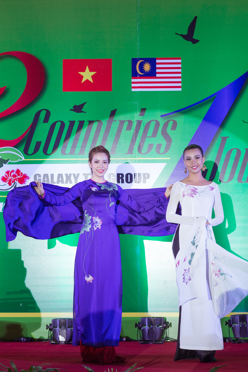 Với tà áo dài lụa nhẹ nhàng với họa tiết hoa sen đặc trưng. (Ảnh: Dương Nguyên)