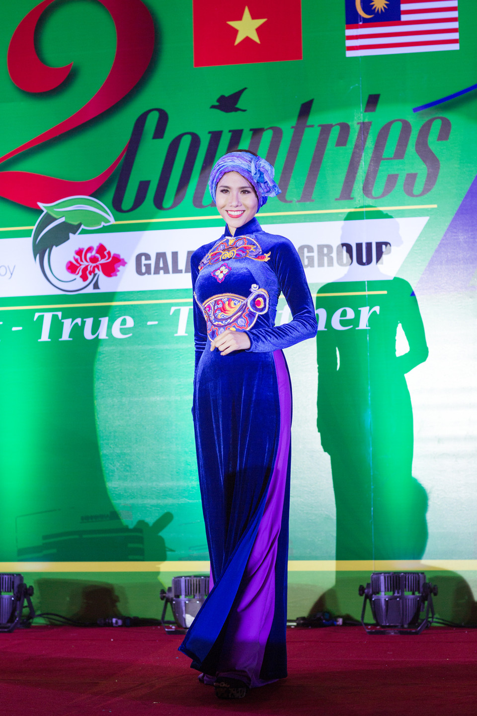 Những khăn vấn được biến hóa hiện đại, với họa tiết cổ truyền nổi bật trên nền vải nhung sang trọng. (Ảnh: Dương Nguyên)