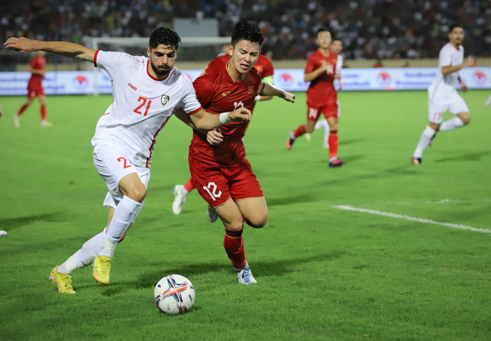 Dù bị dẫn bàn nhưng đại diện của Tây Á đã không thể lên bóng trước một cự ly đội hình được bố trí rất chặt chẽ của Đội tuyển Việt Nam. (Ảnh: Hoài Nam/Vietnam+)