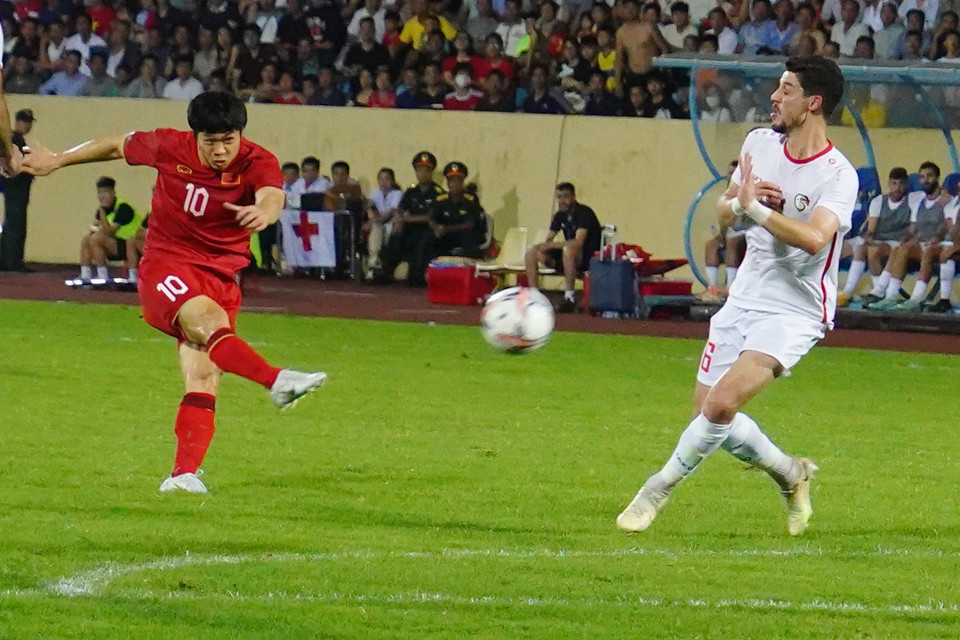 Phút 42, Công Phượng thử vận may với cú sút xa nhưng bóng không vượt qua sự truy cản của hàng phòng ngự bên phía Syria. (Ảnh: Việt Anh/Vietnam+)