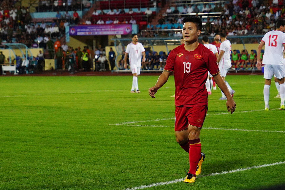 Phút 84, Quang Hải rời sân và nhường vị trí cho tiền đạo Nguyễn Thanh Bình. Tiền vệ 26 tuổi có nhiều đóng góp vào lối chơi của đội trong trận này, nhưng bỏ lỡ nhiều cơ hội từ những pha sút xa. (Ảnh: Việt Anh/Vietnam+)