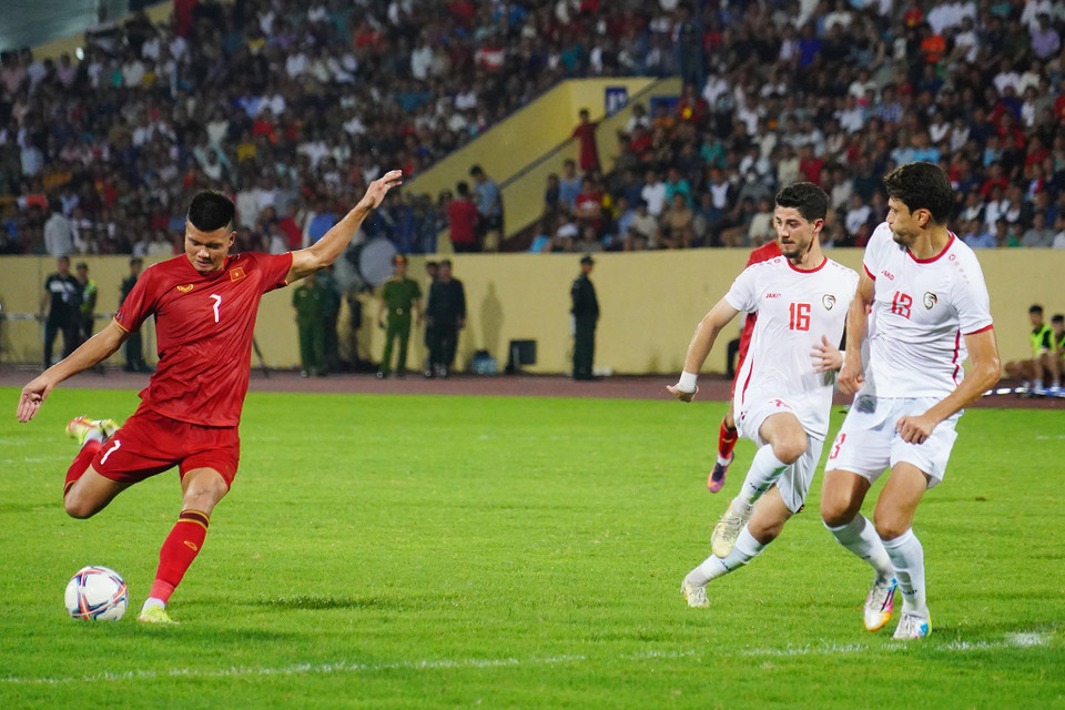 Những phút cuối hiệp 1, Đội tuyển Việt Nam liên tục uy hiếp khung thành Syria. Tiền đạo Văn Tùng nỗ lực dứt điểm nhưng không thành công. (Ảnh: Việt Anh/Vietnam+)