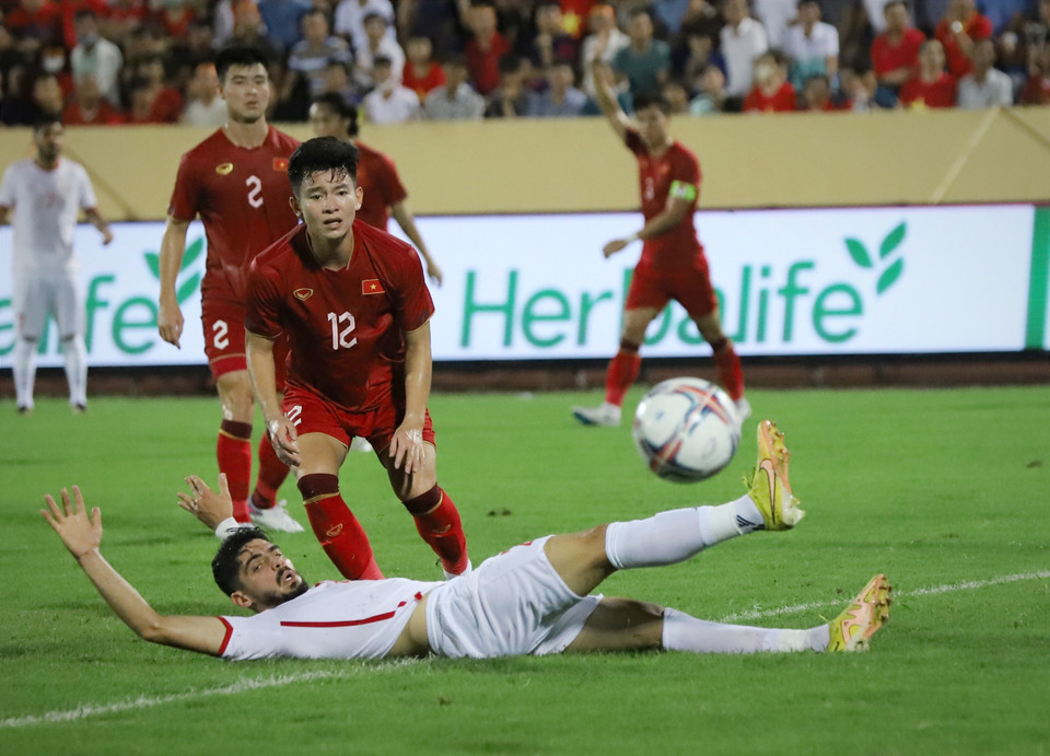 Phút 19, cầu thủ Yasin bên phía Đội tuyển Syria thực hiện đường chuyền nguy hiểm để Alaa Dali băng vào dứt điểm nhưng cầu thủ mang áo số 21 không kịp tiếp bóng. (Ảnh: Hoài Nam/Vietnam+)