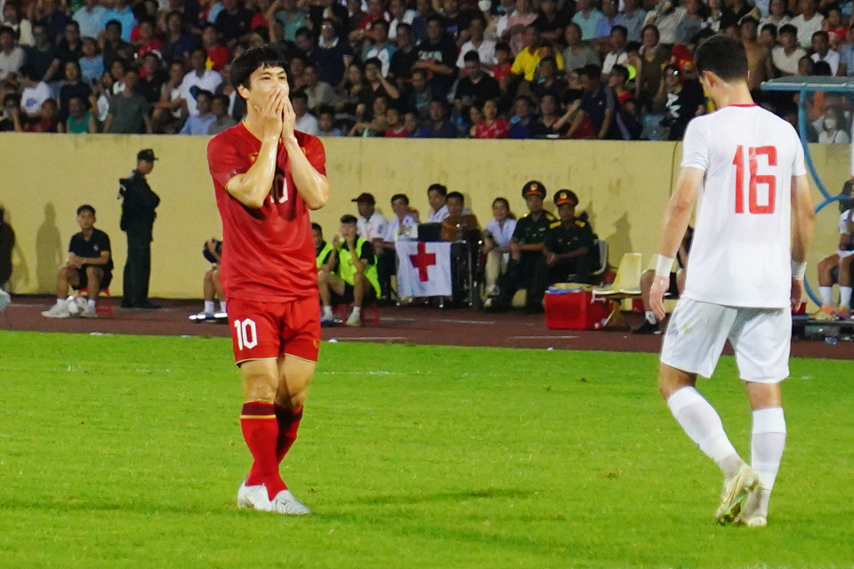 Tiền đạo quê Nghệ An tiếc nuối khi không thể ghi bàn sau nỗ lực dứt điểm từ ngoài vòng cấm. (Ảnh: Việt Anh/Vietnam+)