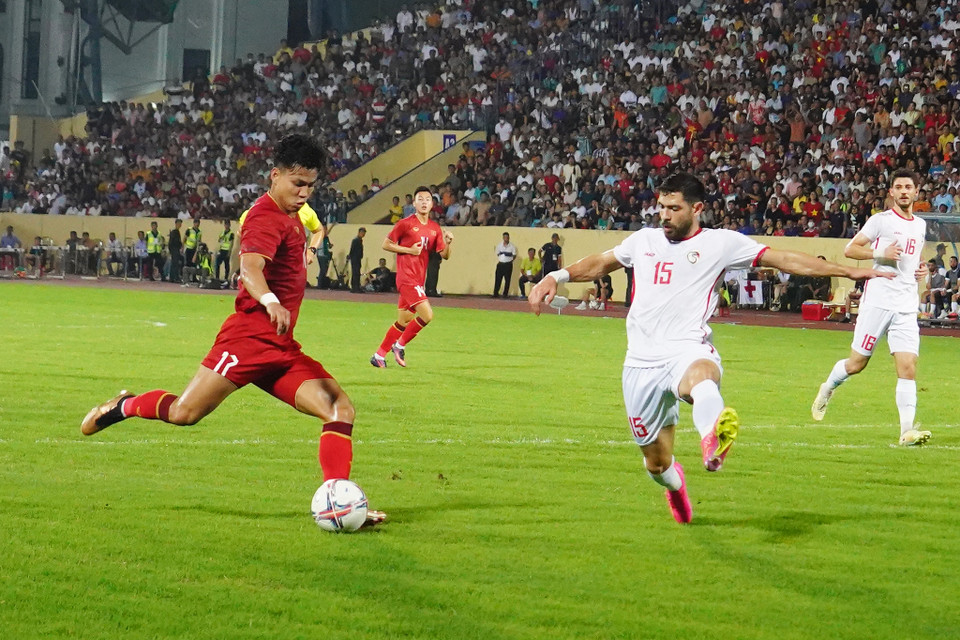 Hậu vệ Vũ Văn Thanh (số 17) cũng là một trong 3 sự thay đổi ở đội hình xuất phát của ông Troussier trong trận đấu ngày hôm nay. (người còn lại là tiền vệ Nguyễn Thái Sơn). (Ảnh: Việt Anh/Vietnam+)