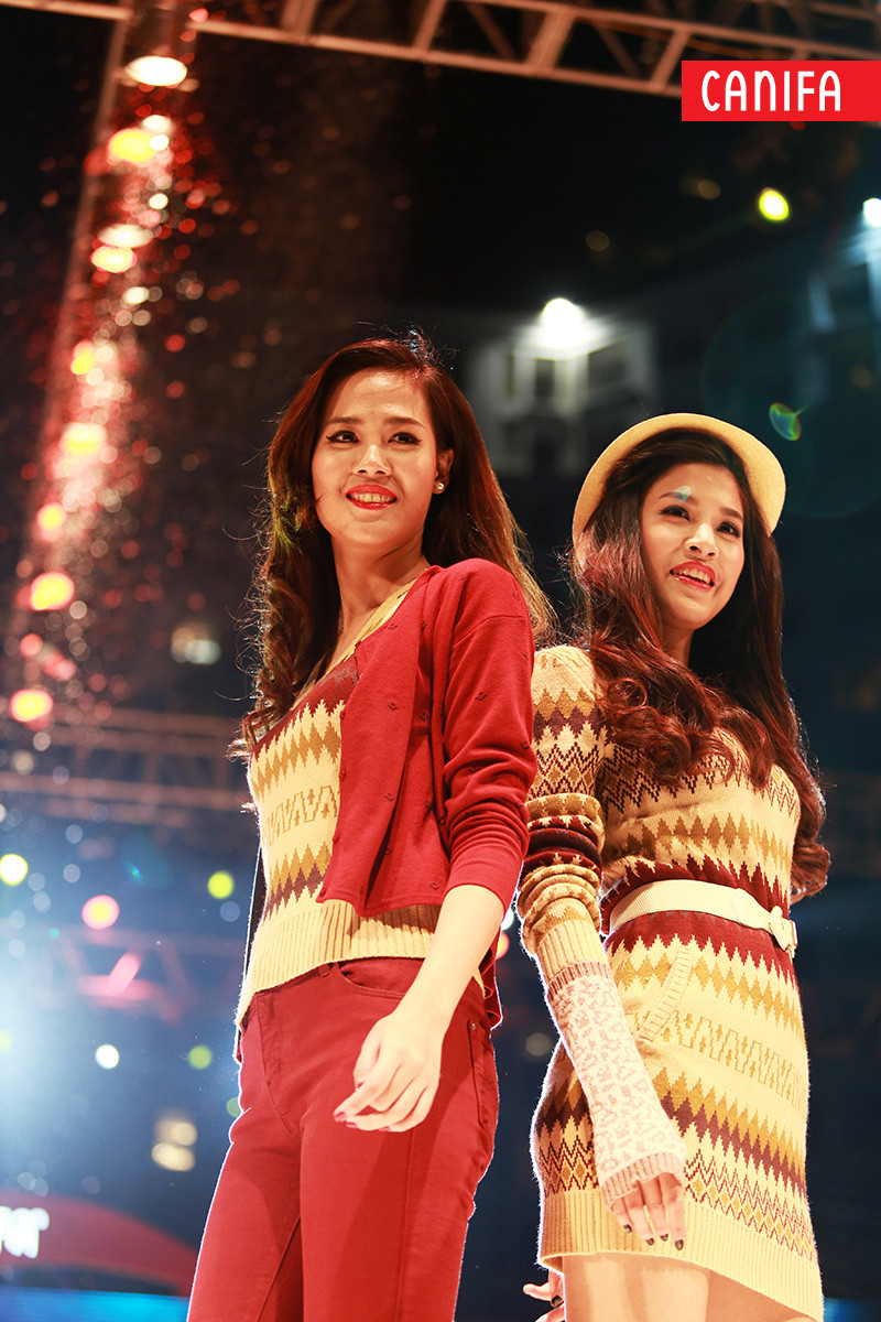 Kết hợp cùng những phụ kiện như khăn tay, mũ len... (Ảnh: BTC)