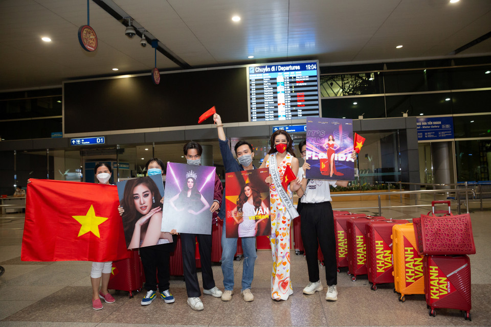 Diện trang phục đặc biệt này, Khánh Vân vô cùng xúc động. Cô cho biết trân trọng tất cả tình cảm và có thêm động lực, tự tin cho những ngày tiếp theo thi đấu hết sức mình.(Ảnh: CTV/Vietnam+)