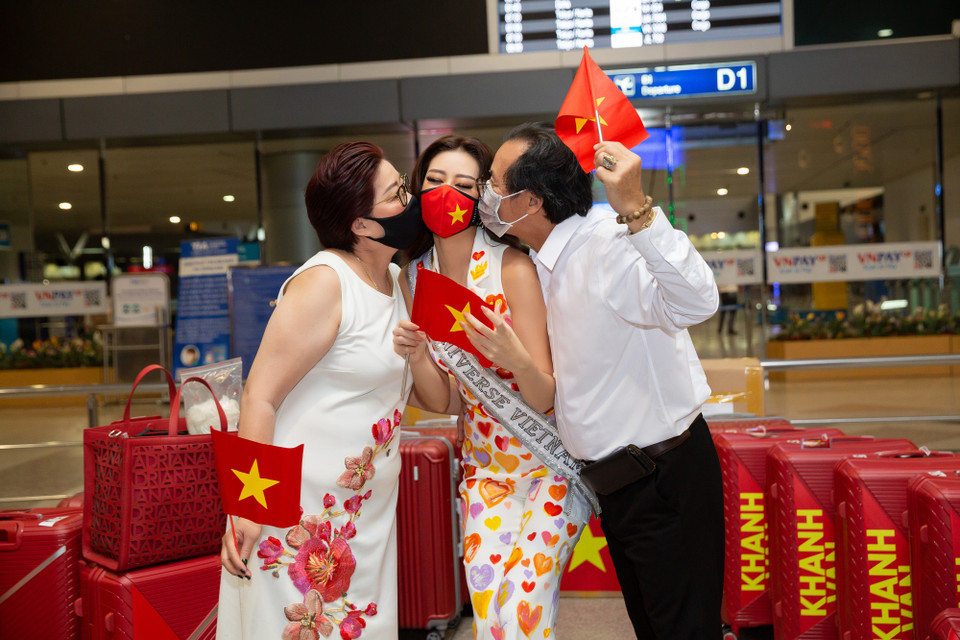 Gia đình cũng đến tiễn Khánh Vân. Lần này Khánh Vân sang Mỹ, điều khiến ba mẹ Khánh Vân lo nhất là sức khoẻ. Tuy nhiên, Khánh Vân cho biết sẽ tuân thủ tuyệt đối các biện pháp bảo vệ sức khoẻ theo yêu cầu của tổ chức Miss Universe trong những ngày tại Mỹ. (Ảnh: CTV/Vietnam+)