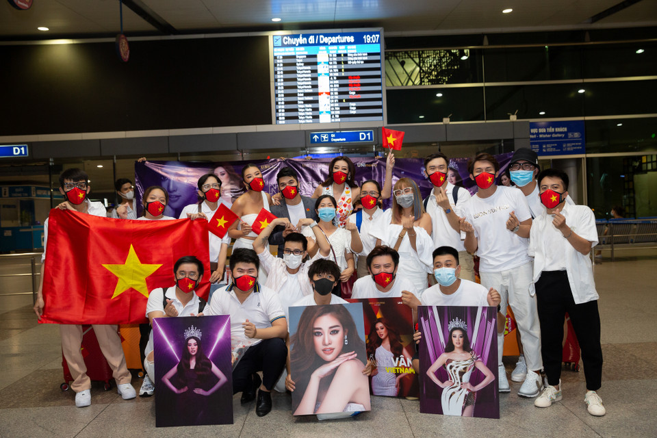 Á hậu Mâu Thủy, Á hậu Kim Duyên, người đẹp Lê Hoàng Phương, người đẹp Vũ Thị Hòa Liên cùng một số người hâm mộ cũng có mặt để tiễn Hoa hậu Khánh Vân lên đường. (Ảnh: CTV/Vietnam+)