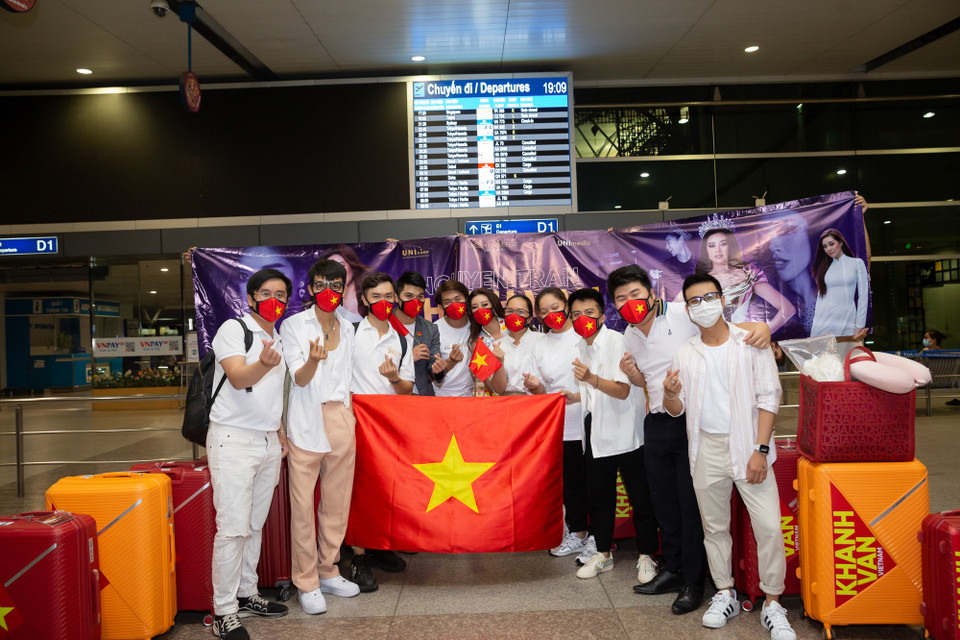 Trước khi vào khu vực làm thủ tục bay, Khánh Vân gửi lời chào đến khán giả và những người yêu thương cô: 'Vân đã sẵn sàng! Những ngày qua Vân vô cùng hạnh phúc vì biết mọi người rất yêu thương Vân. Vân cảm ơn vì tất cả, Vân sẽ cháy hết mình trong những ngày tới! Hãy tin Vân!' (Ảnh: CTV/Vietnam+)