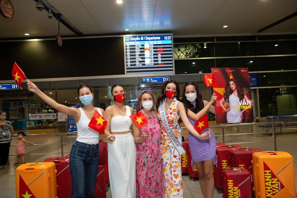 Khánh Vân lên đường sang Mỹ mà không có nhiều người ra sân bay tiễn như những đại diện trước, do tình hình dịch COVID-19 diễn biến phức tạp. (Ảnh: CTV/Vietnam+)