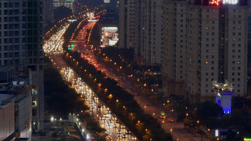 Ghi nhận đến thời điểm 17 giờ 45 phút, các tuyến đường tại Thủ đô không xuất hiện tình trạng ùn tắc, kẹt cứng. (Ảnh: Minh Sơn/Vietnam+)