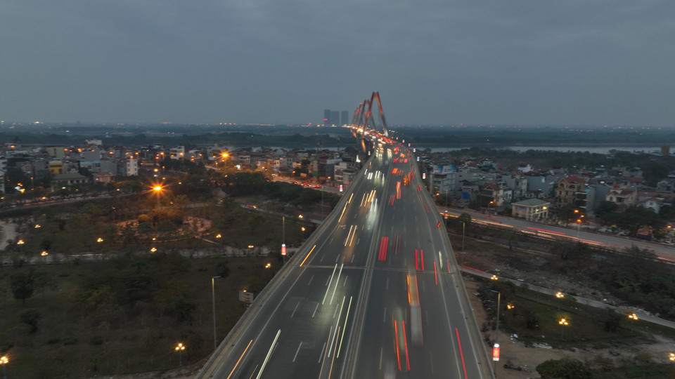 Khu vực đường Võ Chí Công hướng lên cầu Nhật Tân tương đối thông thoáng, các phương tiện di chuyển thuận lợi. (Ảnh: Minh Sơn/Vietnam+)