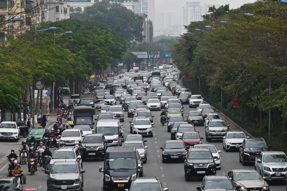 Khu vực nút giao Võ Chí Công-Xuân La ghi nhận tình trạng ùn ứ nhẹ, các phương tiện di chuyển chậm. (Ảnh: Minh Sơn/Vietnam+)