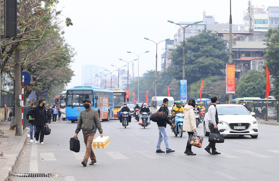 Mật độ giao thông tại khu vực bến xe Giáp Bát tương đối thông thoáng, một số người dân bắt đầu chuẩn bị hành lý để về quê đón Tết. (Ảnh: Hoài Nam/Vietnam+)