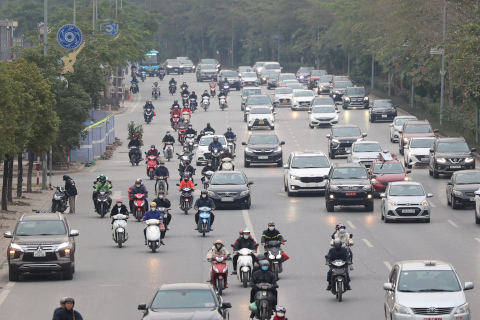 Theo ghi nhận của phóng viên Báo Điện tử VietnamPlus vào thời điểm cuối giờ chiều ngày 19/1 tức ngày 28 Tết-ngày làm việc cuối cùng của năm Nhâm Dần, lượng phương tiện đổ ra các tuyến đường tại Thủ đô bắt đầu tăng cao. (Ảnh: Minh Sơn/Vietnam+)