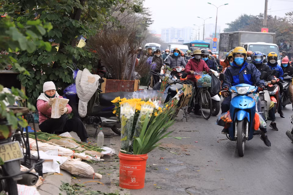 Tại một số khu vực, tình trạng tiểu thương buôn bán lấn chiếm lòng đường khiến các phương tiện di chuyển khó khăn. (Ảnh: Hoài Nam/Vietnam+)