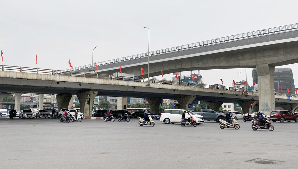 Ngã tư Phạm Hùng-Hồ Tùng Mậu vào đầu giờ chiều ngày 28 Tết. (Ảnh: Hoàng Đạt/Vietnam+)