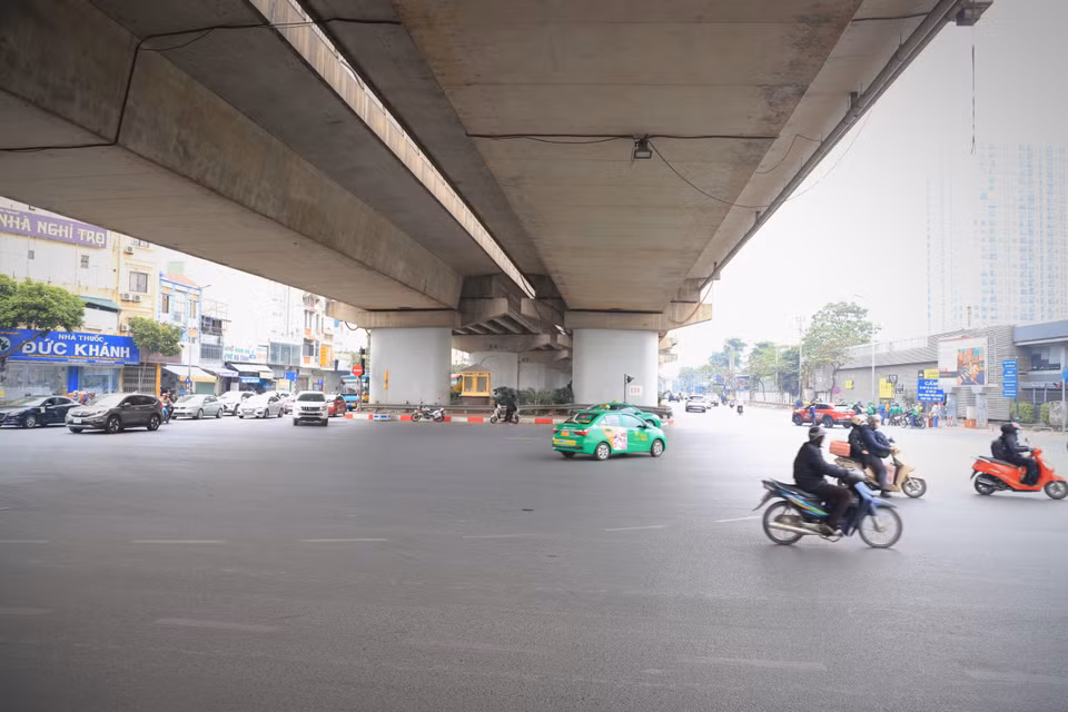 Tại khu vực ngã tư đường Giải Phóng-Ngọc Hồi, đường thông thoáng giúp các phương tiện di chuyển tương đối thuận lợi. (Ảnh: Hoài Nam/Vietnam+)