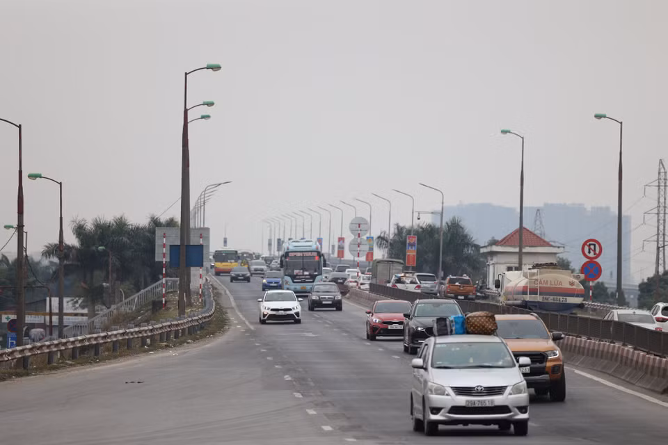 Tại khu vực tuyến đường cầu Thăng Long hướng từ đường Phạm Văn Đồng đến Đông Anh thời điểm 13 giờ ngày 19/1, các phương tiện di chuyển tương đối thuận lợi. (Ảnh: Minh Sơn/Vietnam+)