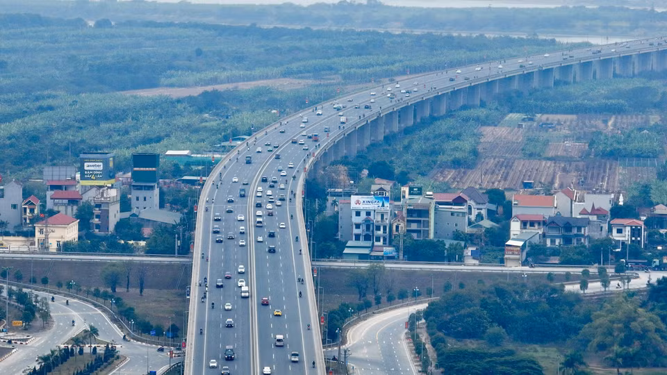 Cầu Nhật Tân nhìn từ trên cao vào lúc 14 giờ 30 phút. (Ảnh: Minh Sơn/Vietnam+)
