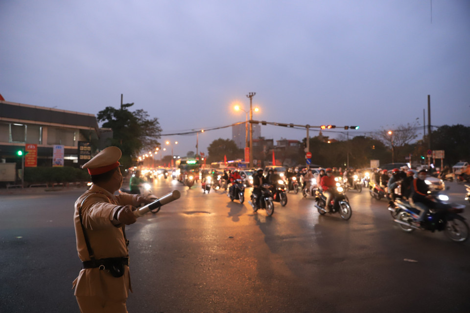 Lực lượng chức năng túc trực tại các nút giao để điều tiết, hướng dẫn các phương tiện di chuyển theo đúng làn đường. (Ảnh: Hoài Nam/Vietnam+)