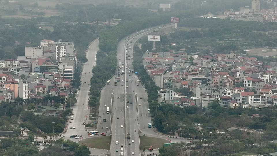 Đường Phạm Văn Đồng vào thời điểm 14 giờ. (Ảnh: Minh Sơn/Vietnam+)
