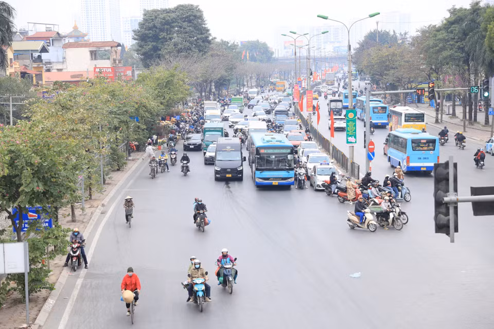 Ghi nhận tại đường Ngọc Hồi, lưu lượng phương tiện lưu thông cao nhưng không xảy ra tình trạng ùn tắc. (Ảnh: Hoài Nam/Vietnam+)