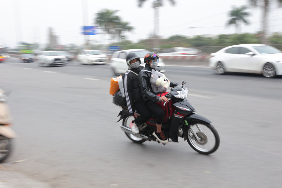 Người dân tranh thủ về quê từ sớm để tránh đông đúc. (Ảnh: Minh Sơn/Vietnam+)