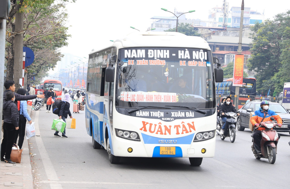 Tuy nhiên, tại một số tuyến đường vẫn xuất hiện tình trạng nhà xe bắt khách dọc đường gây cản trở giao thông. (Ảnh: Hoài Nam/Vietnam+)