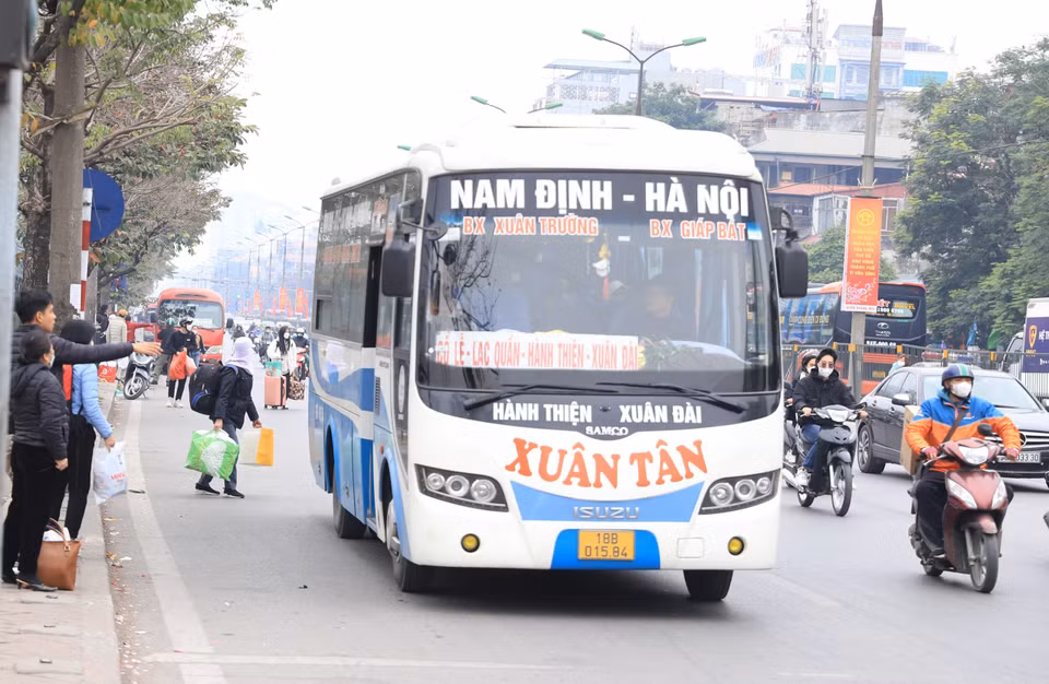Tuy nhiên, tại một số tuyến đường vẫn xuất hiện tình trạng nhà xe bắt khách dọc đường gây cản trở giao thông. (Ảnh: Hoài Nam/Vietnam+)