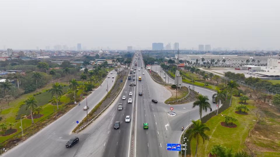 Đường Phạm Văn Đồng (quận Bắc Từ Liêm, Hà Nội) có mật độ giao thông thoáng đãng, chậm rãi bất ngờ trong ngày làm việc cuối cùng trước kỳ nghỉ lễ. (Ảnh: Minh Sơn/Vietnam+)