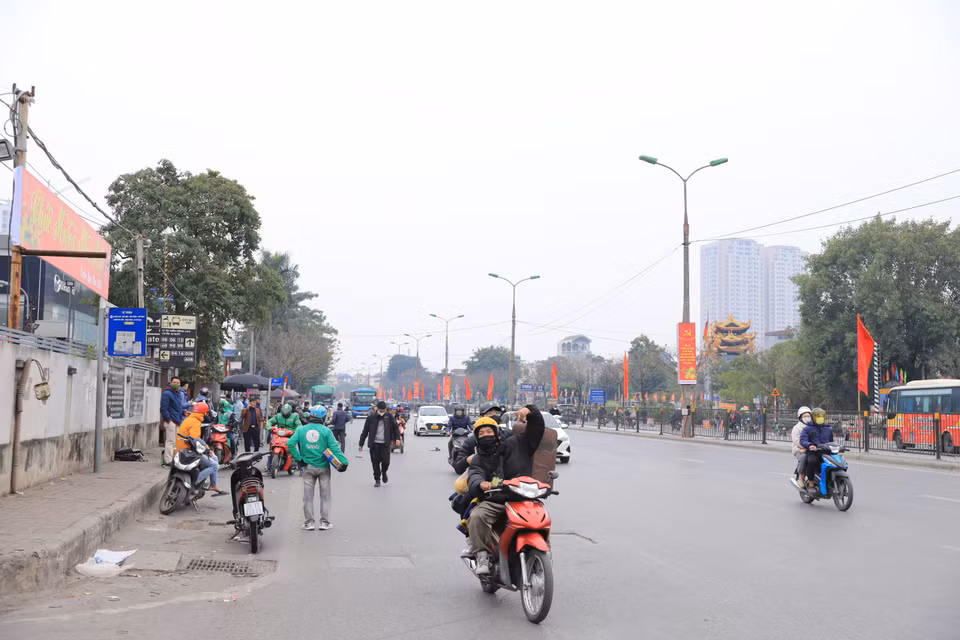 Một số người dân vận chuyển đồ đạc hành lý ra các bến xe từ sớm để tránh tình trạng 'chen chúc' vào cuối giờ chiều. (Ảnh: Hoài Nam/Vietnam+)