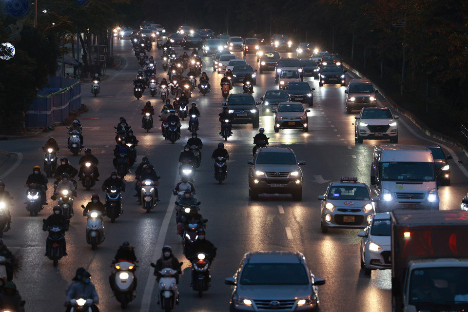 Lượng phương tiện tăng cao nhưng di chuyển tuần tự, không gây ra tình trạng ùn tắc. (Ảnh: Minh Sơn/Vietnam+)