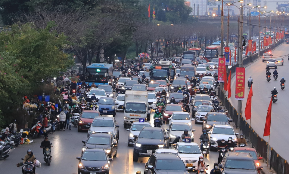 Ghi nhận vào thời điểm 17 giờ 30 phút, mật độ giao thông tại nhiều tuyến đường bắt đầu tăng nhưng không xuất hiện tình trạng kẹt cứng. (Ảnh: Hoài Nam/Vietnam+)