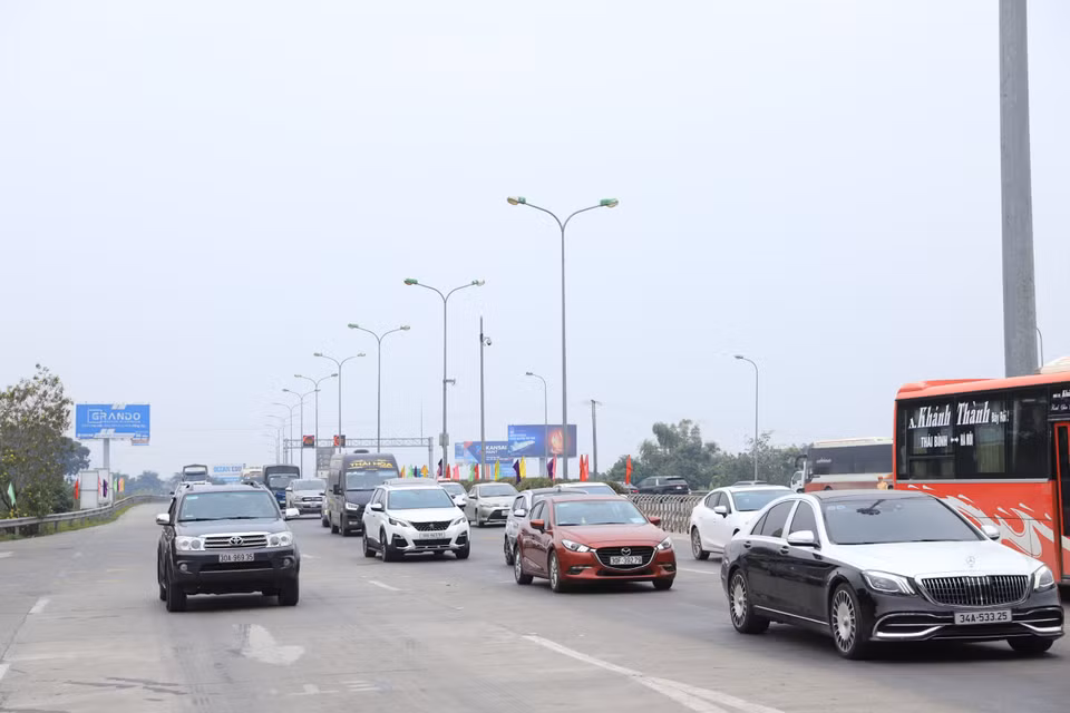 Các phương tiện lần lượt xếp hàng để qua trạm thu phí, không xảy ra tình trạng ùn tắc. (Ảnh: Hoài Nam/Vietnam+)