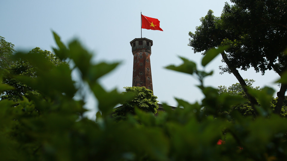 Cờ Tổ quốc tung bay trong ngày Quốc khánh 2/9. (Ảnh: TTXVN)