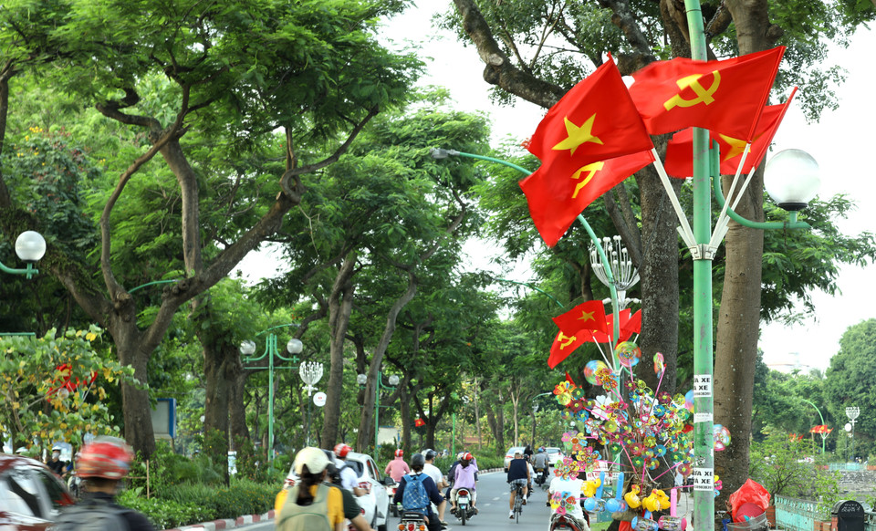 Đường Thanh Niên được trang hoàng rực rỡ cờ, hoa chào mừng kỷ niệm 75 năm Quốc khánh 2/9. (Ảnh: Văn Điệp/TTXVN)