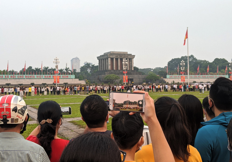 Đông đảo người dân ở khắp nơi đã đổ về lăng Bác từ sáng sớm để xem lễ chào cờ và vào Lăng viếng Bác. (Ảnh: TTXVN)