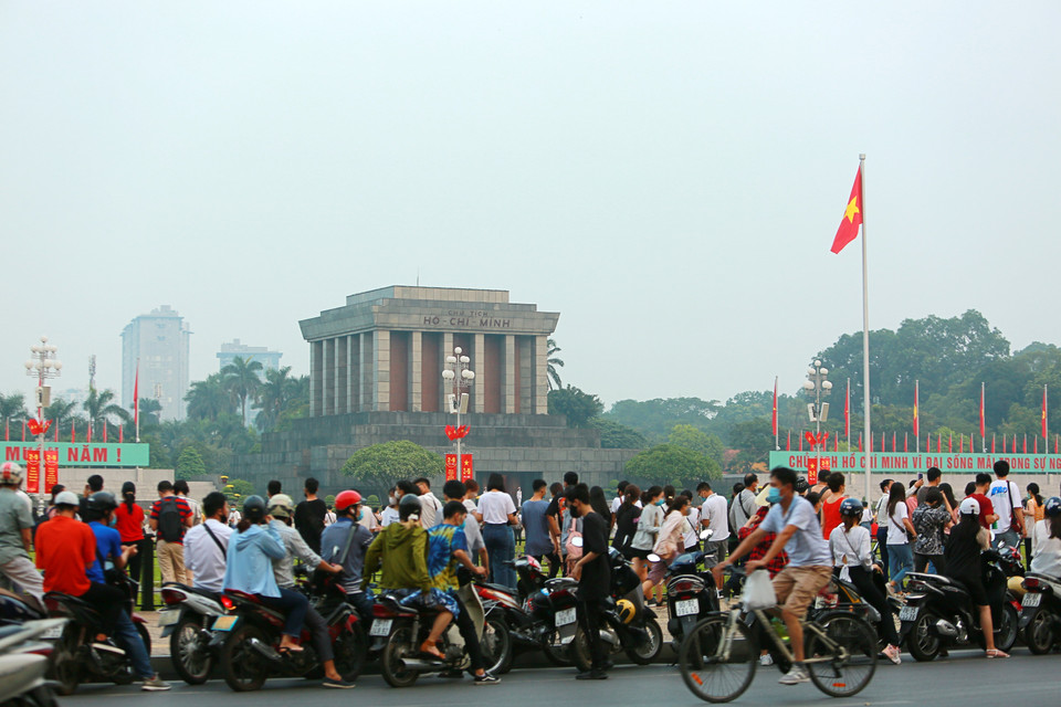 Đông đảo người dân ở khắp nơi đã đổ về Quảng trường Ba Đình sáng sớm, hướng về lá Quốc kỳ trước Lăng Chủ tịch Hồ Chí Minh. (Ảnh: TTXVN)