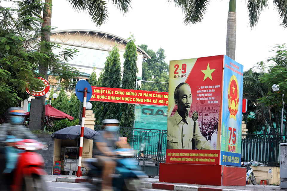 Góc đường Quán Thánh rực rỡ pano, băngrôn chào mừng 75 năm Quốc khánh 2/9. (Ảnh: Văn Điệp/TTXVN)