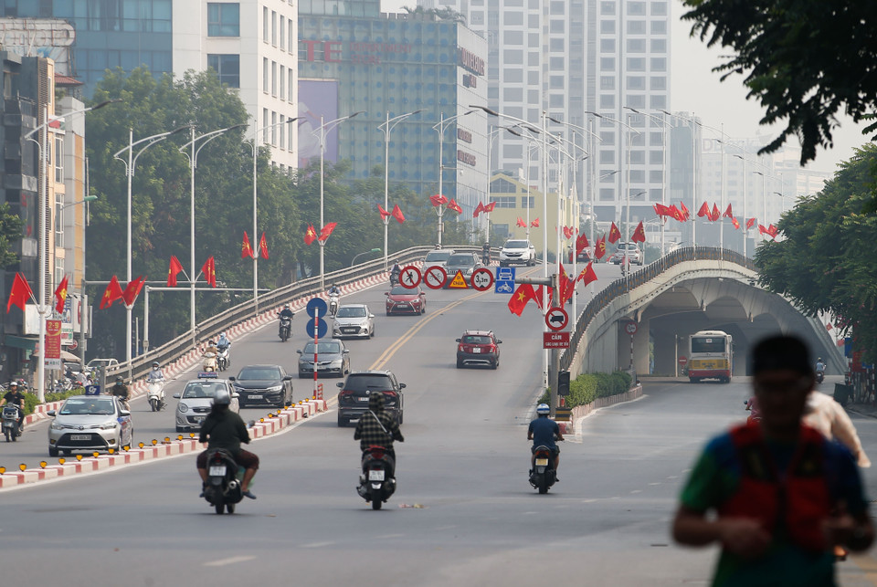 Cầu vượt phố Nguyễn Chí Thanh đi phố Liễu Giai được trang hoàng với những lá cờ Tổ quốc. (Ảnh: Hoàng Việt/TTXVN)