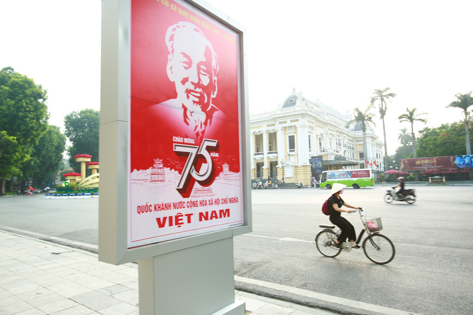 Hình ảnh Chủ tịch Hồ Chí Minh xuất hiện trên Quảng trường Cách mạng tháng Tám kỷ niệm 75 năm Quốc khánh 2/9. (Ảnh: TTXVN)