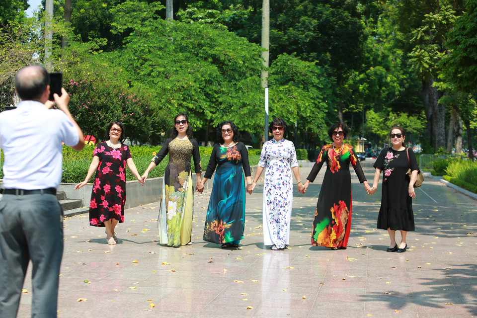 Người dân chụp ảnh trong nắng Thu nhân kỷ niệm ngày Quốc khánh 2/9. (Ảnh: TTXVN)