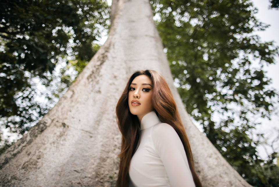 Hoa hậu Khánh Vân chia sẻ: ‘Thật tự hào khi mang trên người tà áo dài truyền thống dân tộc. Vân hy vọng rằng cùng với áo dài, những giá trị văn hóa bản sắc sẽ luôn được gìn giữ, bảo tồn và phát huy. Áo dài với Vân vừa như người bạn, vừa là nơi lưu giữ những tháng năm tươi đẹp, như cách chúng ta nhìn các bà, các mẹ, các chị của mình diện áo dài trong những ngày đặc biệt.’ (Ảnh: CTV/Vietnam+)