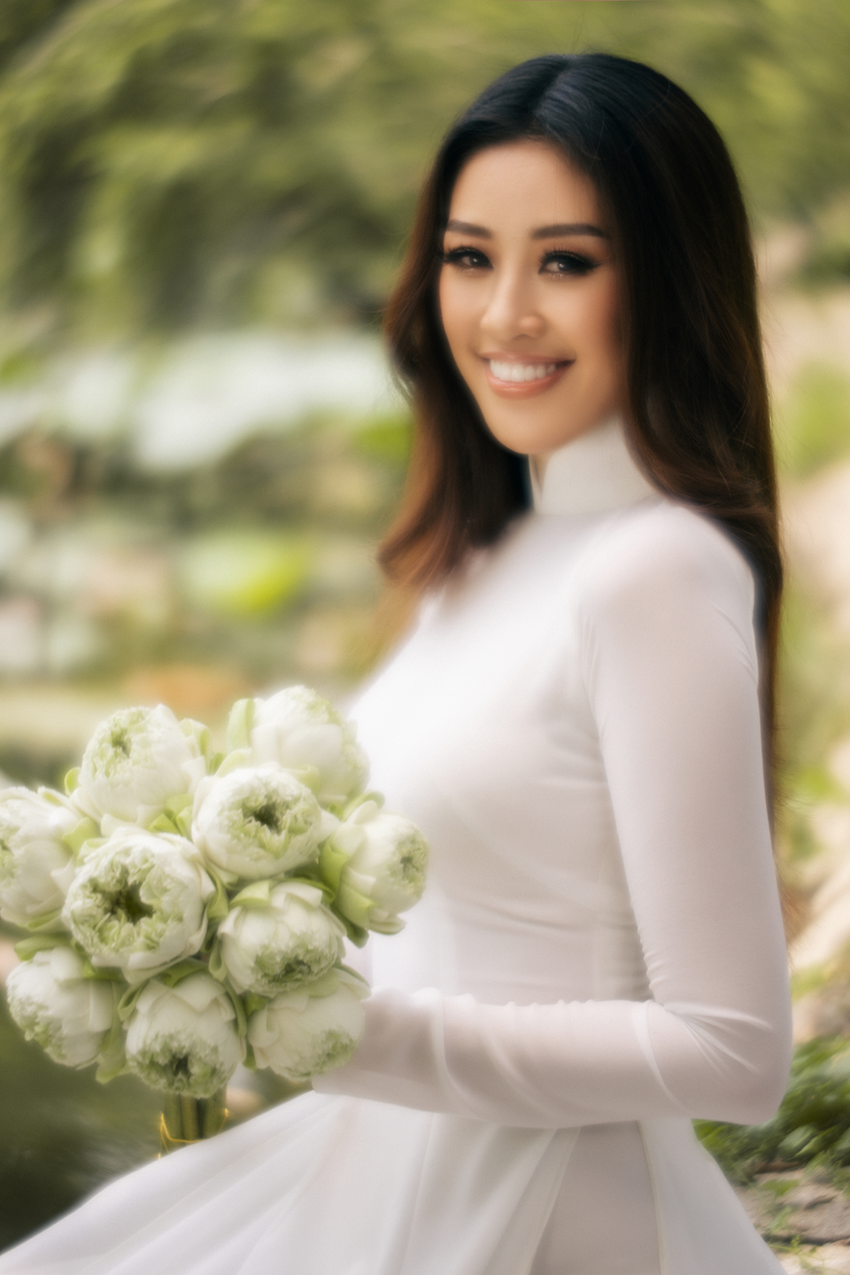Áo dài cũng đồng hành cùng Hoa hậu Khánh Vân tại Miss Universe lần thứ 69 với trang phục dân tộc mang tên ‘Kén Em’ ghi dấu ấn trong lòng khán giả trong và ngoài nước. Cô luôn tự hào mỗi khi diện tà áo dài.(Ảnh: CTV/Vietnam+)