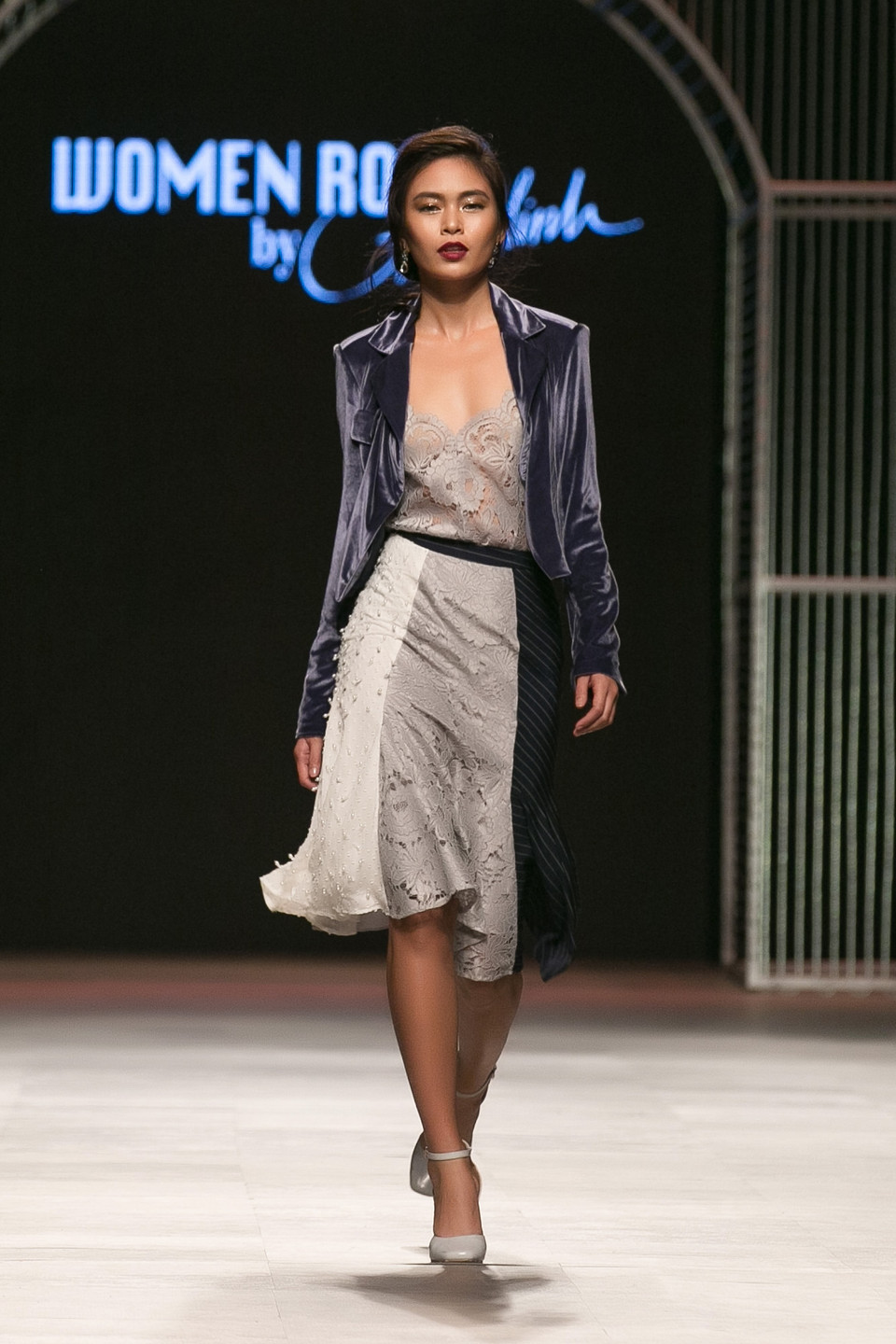 ... Mâu Thủy cùng các thiết kế của Giao Linh đã đưa khán giả trở về thời kỳ Phục hưng của châu Âu. (Ảnh: BTC)