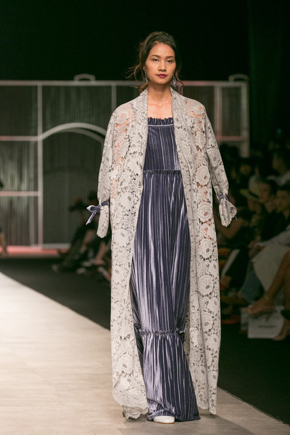 Diện những trang phục làm từ vải nhung óng mượt, dàn mẫu nữ bước đi uyển chuyển và thể hiện thần thái tự tin. (Ảnh: BTC)